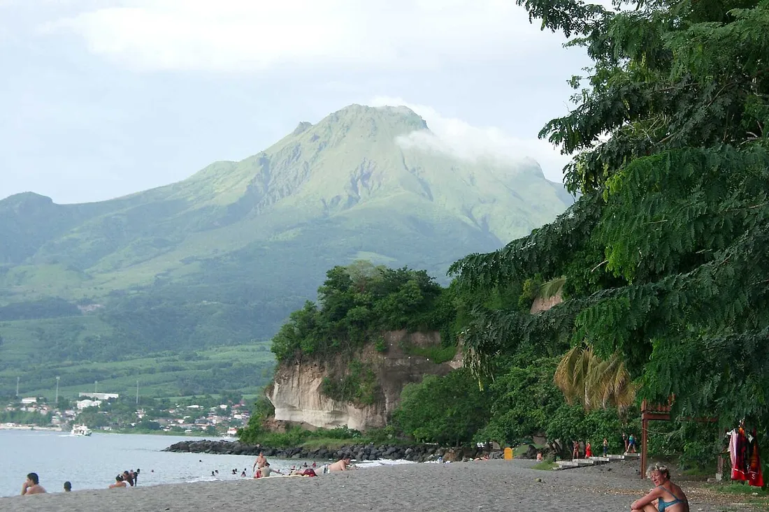 La Montagne Pelée et son sommet boisé vus depuis la côte du Carbet, au nord de la Martinique