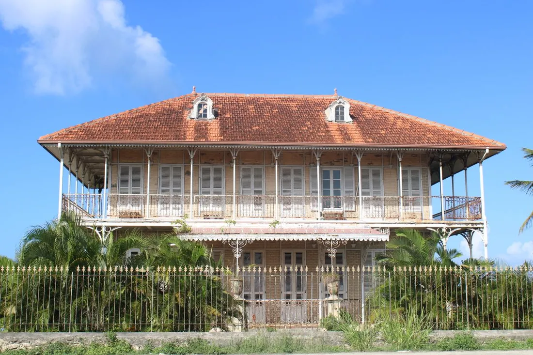 Maison coloniale créole à étage en Guadeloupe, exemple de bien pouvant être loué comme meublé de tourisme