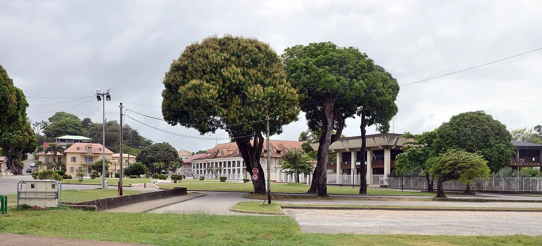 Place Léopold Héder à Cayenne, vaste esplanade arborée entourée de maisons coloniales colorées dans le centre historique