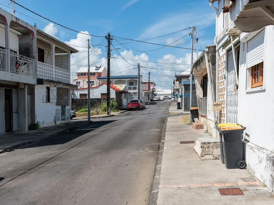 Rue de la commune de Baie-Mahault en Guadeloupe, principale zone d'activité économique de l'île où sont domiciliées de nombreuses entreprises