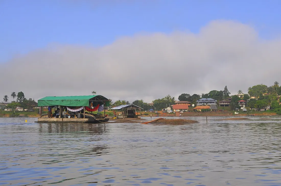 Village riverain sur les berges du fleuve Maroni, dans la zone d'entrée du Parc amazonien de Guyane