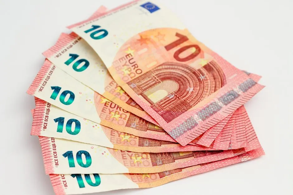 Billets de dix euros disposés en éventail, monnaie utilisée en Guyane pour les paiements en espèces et les retraits