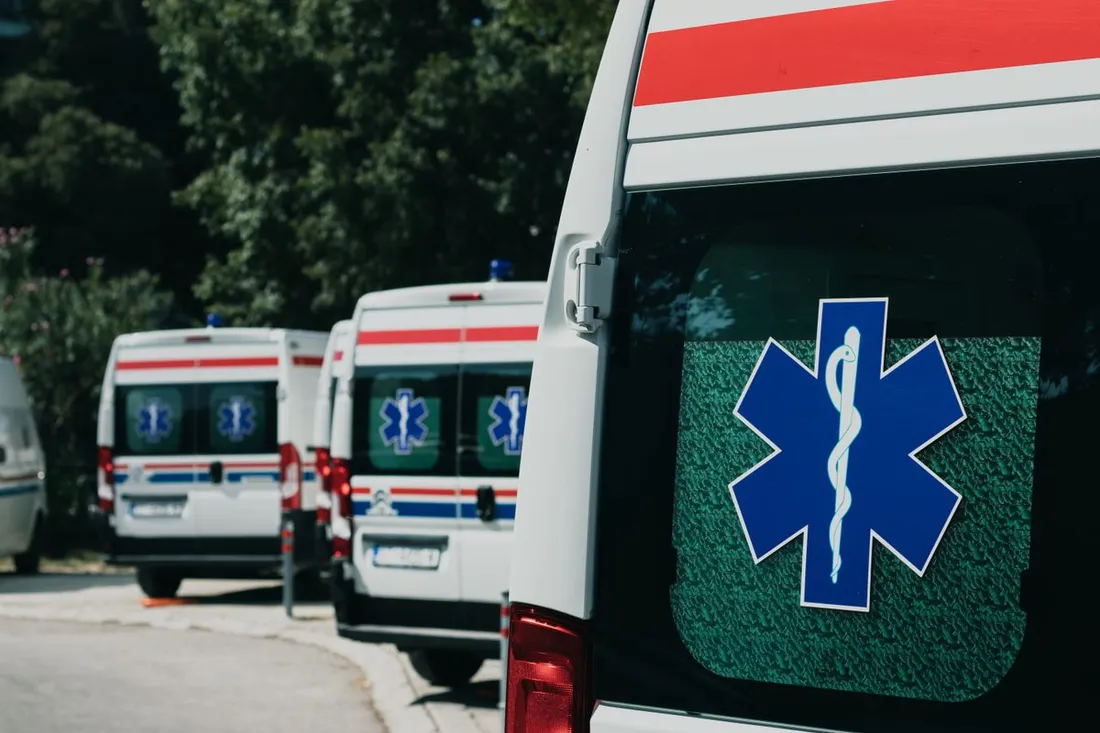 Ambulances alignees arborant l'etoile de la vie bleue, pretes pour les interventions d'urgence