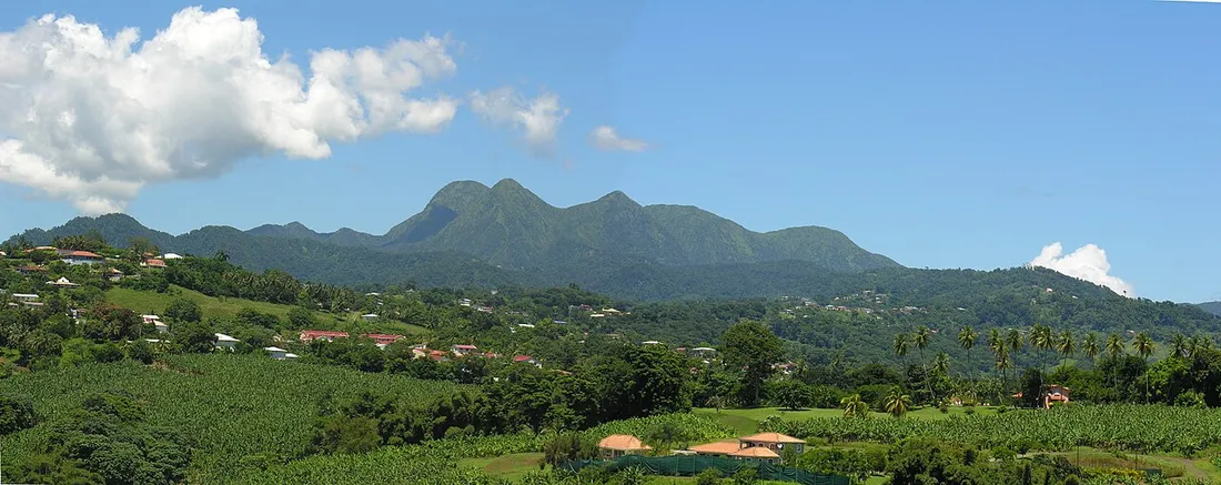 Vue panoramique de la chaine des Pitons du Carbet et de ses sommets alignes sous un ciel bleu en Martinique