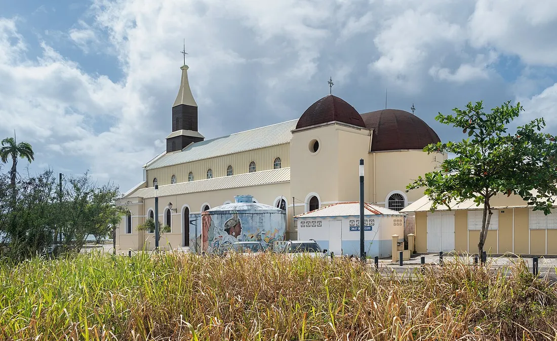 Eglise Notre-Dame du Bon-Secours de Port-Louis, edifice creole jaune a clocher et coupole, temoin de l'esprit authentique du bourg de Grande-Terre
