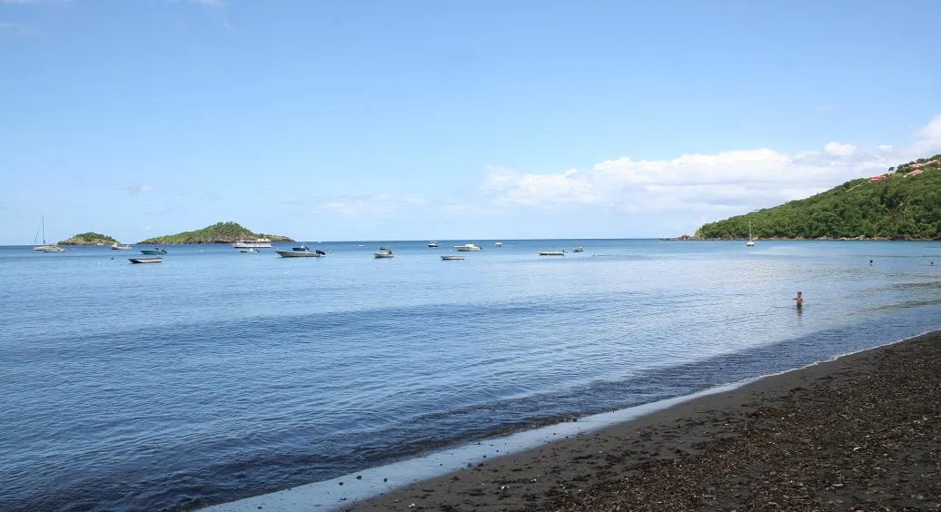 Plage de Malendure et Îlets Pigeon en Guadeloupe, point de départ des plongées de la réserve Cousteau