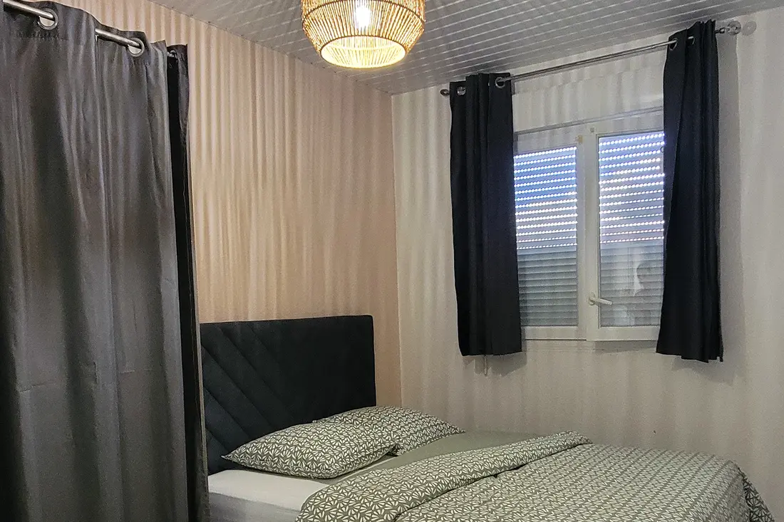 Sala de um apartamento Cayenne Chic com sofá e mesa, luz natural