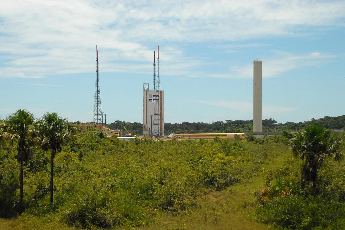 Ensemble de lancement Ariane au Centre spatial guyanais de Kourou, pas de tir entoure de la savane et des palmiers de Guyane