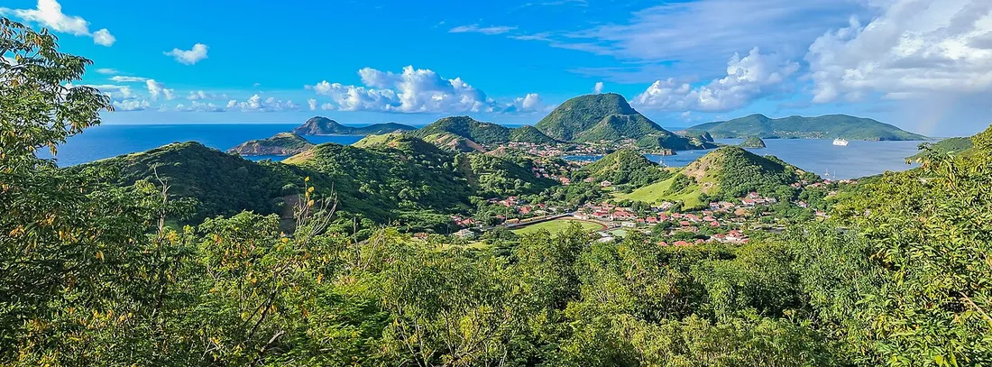 Vue panoramique sur le village et la baie de Terre-de-Haut aux Saintes, en Guadeloupe