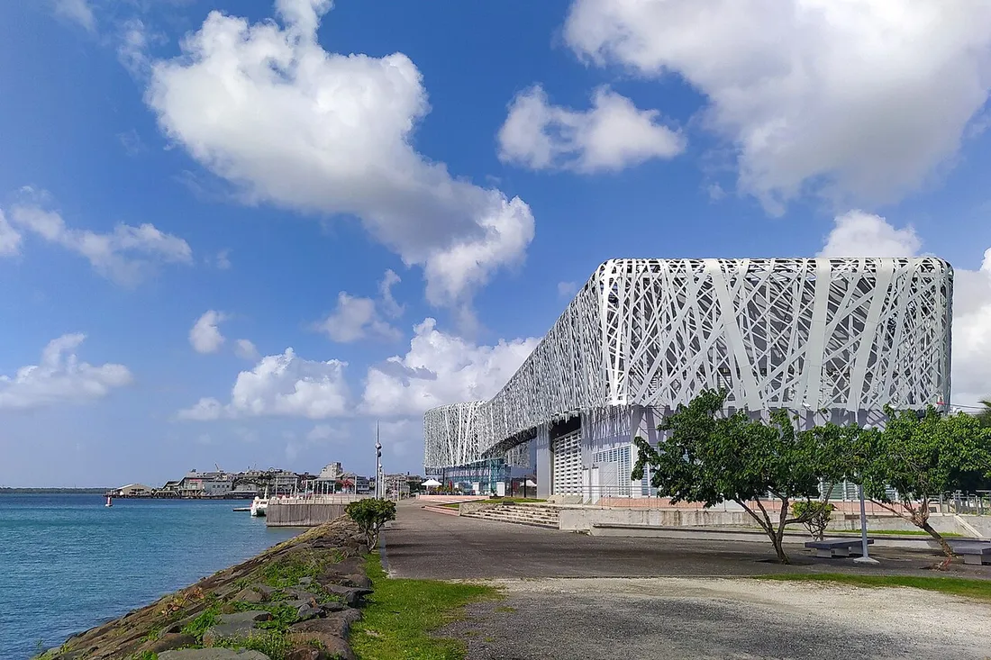 Le Mémorial ACTe à Pointe-à-Pitre, avec sa façade en filet d'argent au bord de l'eau