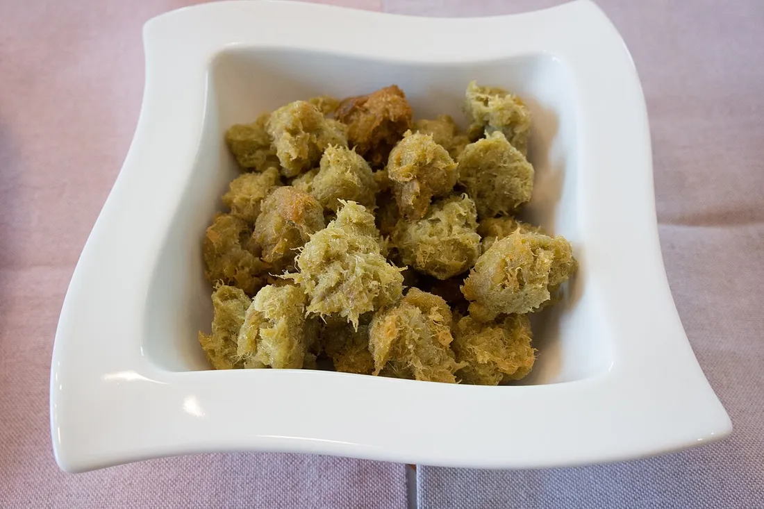 Assiette d'accras de morue dorés, beignets créoles emblématiques de la Martinique servis à l'apéritif