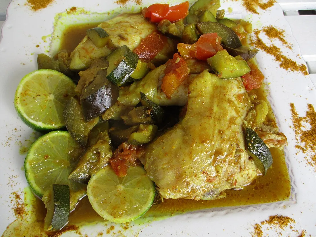 Colombo de poulet créole servi avec rondelles de citron vert et légumes, plat antillais épicé typique de la Martinique