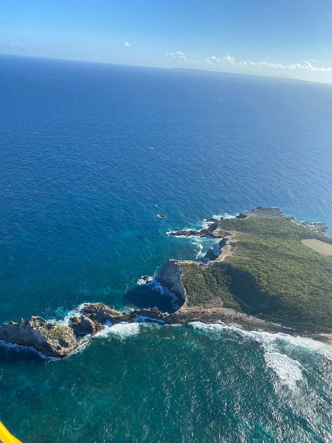 Vue aérienne panoramique de la pointe rocheuse de la Pointe des Châteaux battue par les vagues, à l'extrémité est de la Guadeloupe