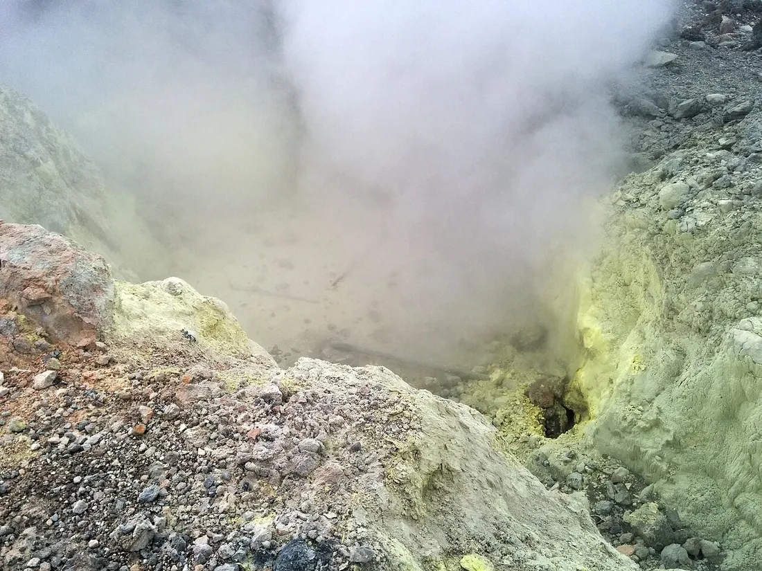 Cratère sud de La Soufrière en Guadeloupe, avec dépôts de soufre jaune et fumerolles émergeant des roches volcaniques