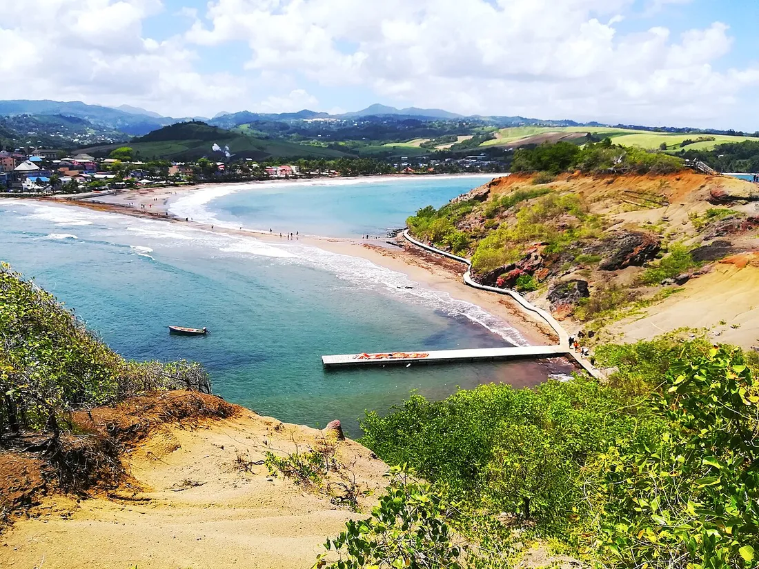 Promeneurs marchant sur le tombolo de Sainte-Marie, langue de sable reliant le littoral à l'îlet en Martinique