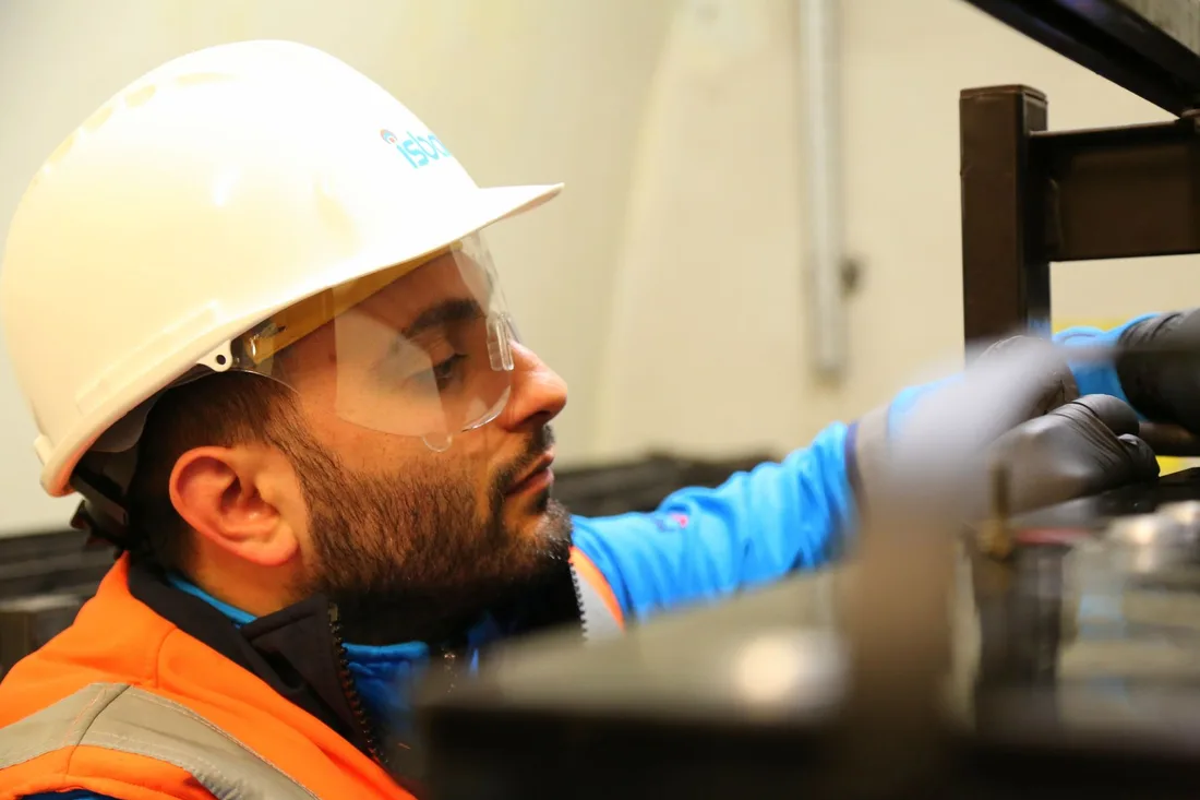 Homme casqué au travail dans un environnement industriel