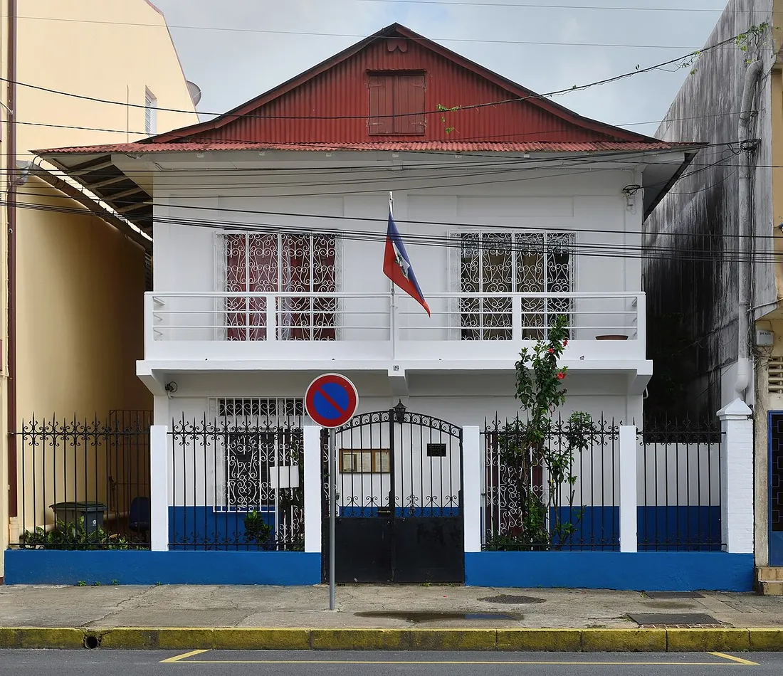 Maison créole à étage avec toit en tôle rouge et balcon, avenue Héder à Cayenne en Guyane, type de logement concerné par le changement d'usage en location saisonnière