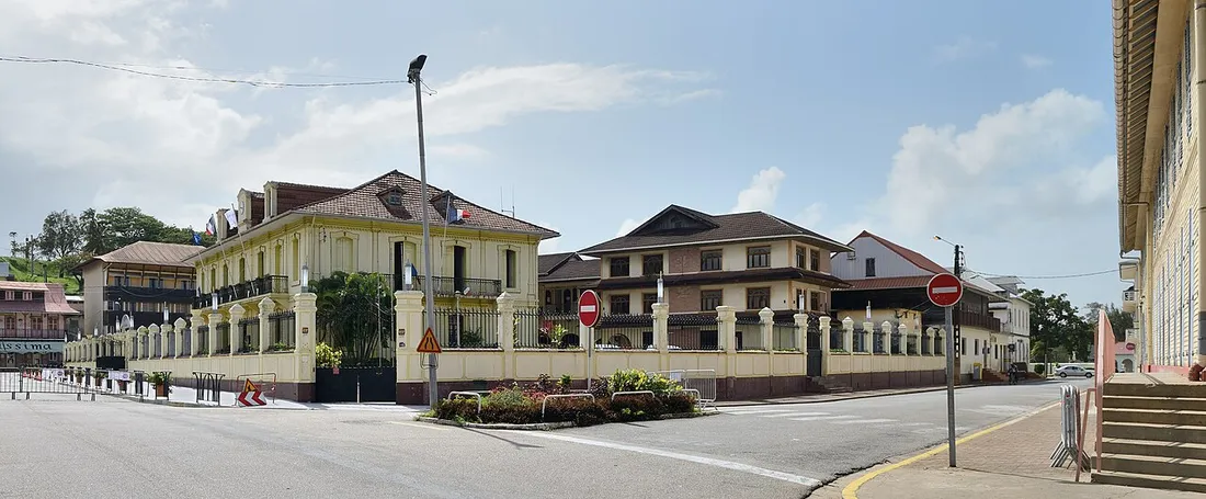 Mairie de Cayenne (hôtel Franconie) et bâtiments administratifs en Guyane, autorité municipale chargée de la réglementation et des quotas de locations saisonnières