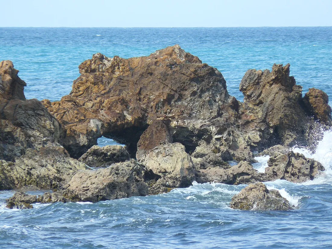Littoral rocheux battu par les vagues à la plage de Pointe Rouge, La Trinité, en Martinique, zone typique de pêche à pied