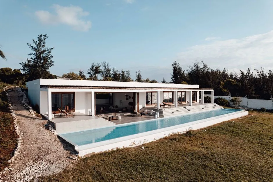 Villa contemporaine avec piscine à débordement et jardin tropical, type de bien locatif haut de gamme