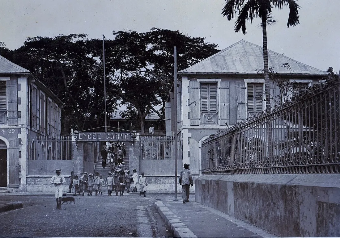 Le front de mer de Fort-de-France en Martinique avec la tour du Centre d'Affaires Pointe Simon et un hôtel, quartier d'affaires où logent les groupes d'entreprise