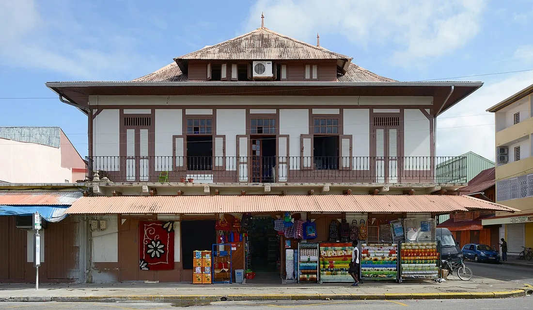 Bâtiment créole traditionnel et commerce sur la place du Coq au centre-ville de Cayenne, en Guyane