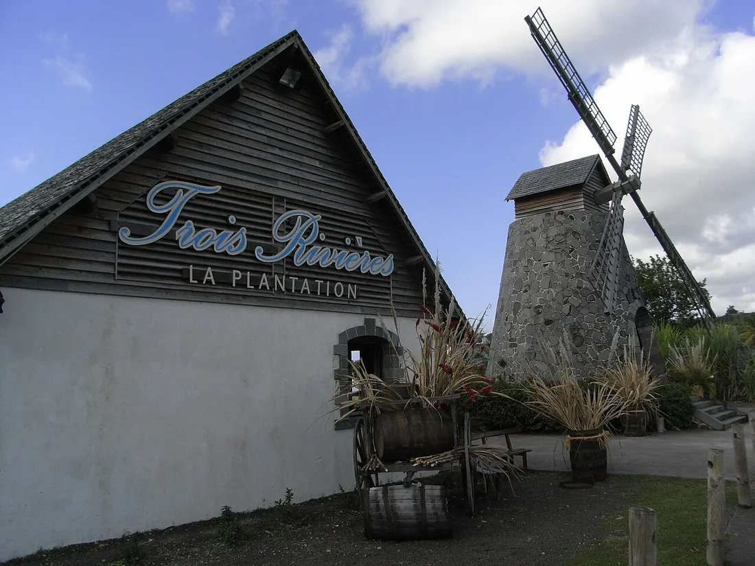 Moulin a vent historique et batisse de la plantation Trois-Rivieres, domaine de rhum agricole AOC de Martinique