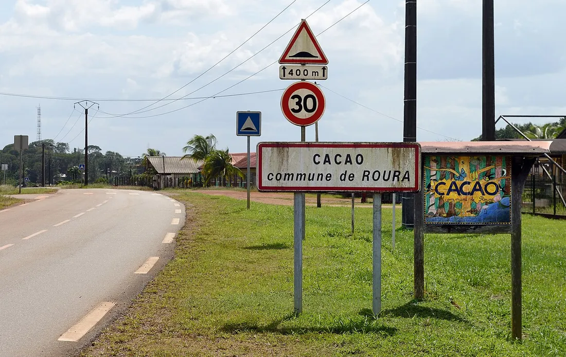 Panneau d'entree du village de Cacao, commune de Roura, le long de la route en Guyane