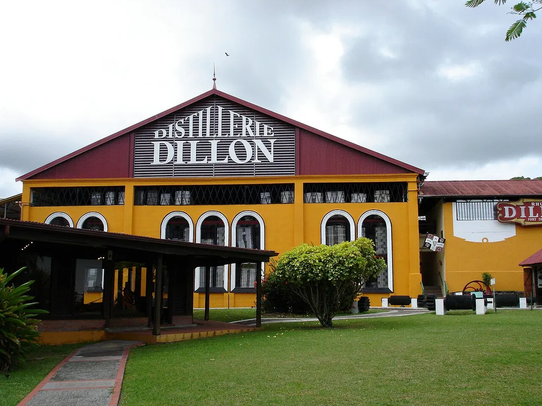 Bâtiment de la Distillerie Dillon à Fort-de-France en Martinique, façade jaune portant l'enseigne Distillerie Dillon
