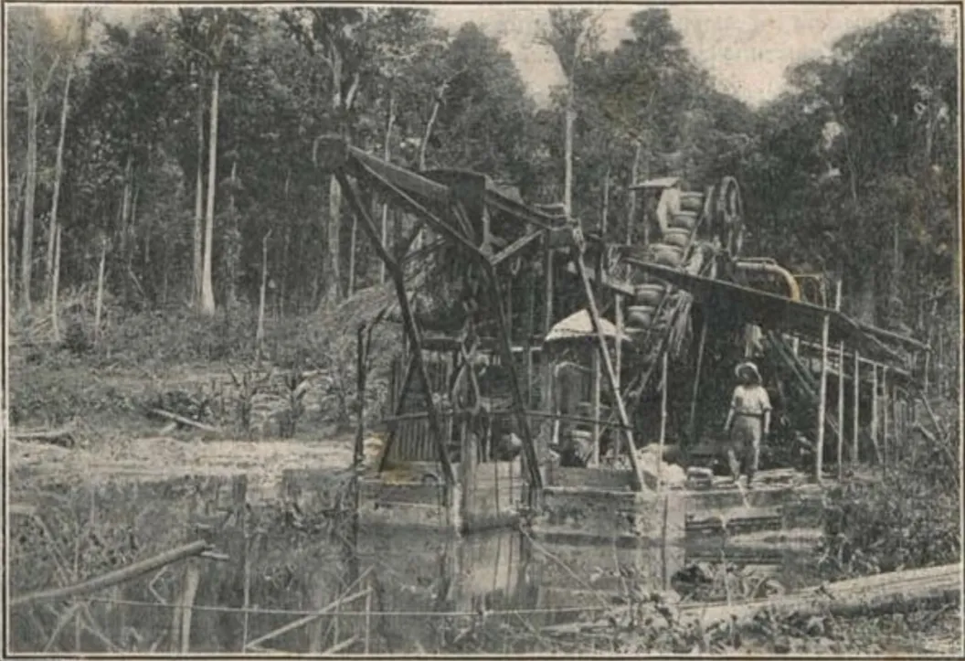 Drague d'orpaillage sur un placer aurifère en pleine forêt de Guyane française au début du XXe siècle