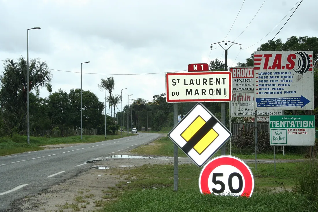 Panneau d'entree de ville St Laurent du Maroni sur la N1, ouest guyanais