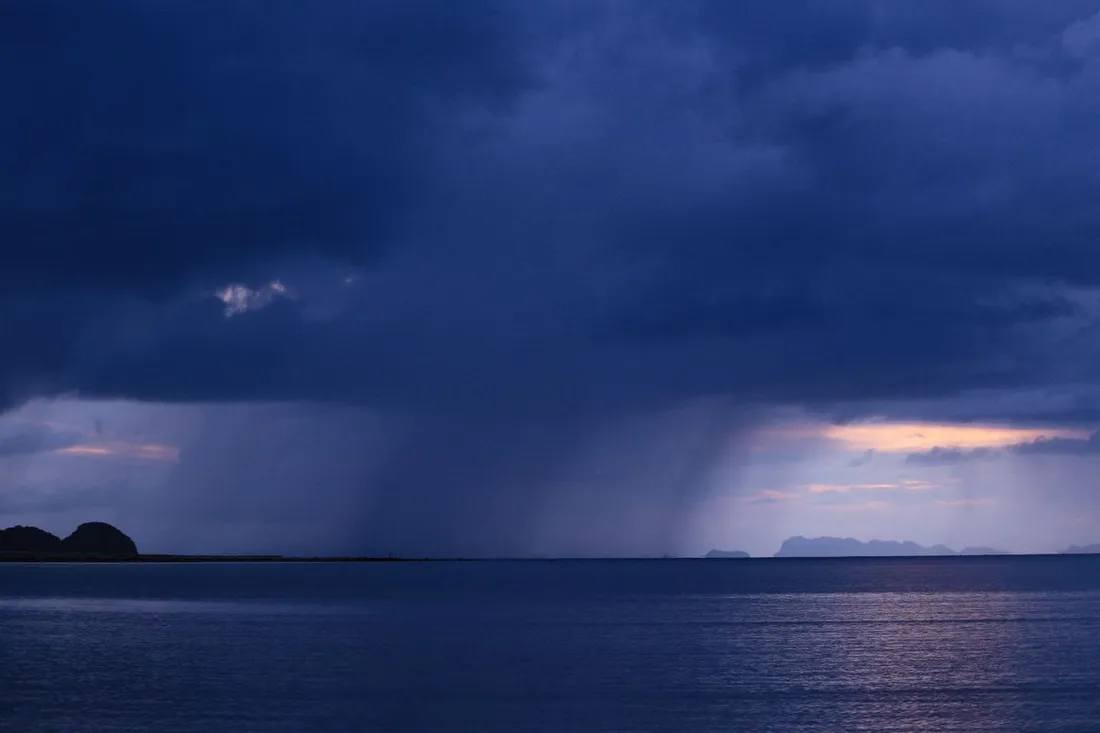 Averses tropicales et nuages d'orage déversant la pluie sur la mer des Caraïbes pendant la saison cyclonique de juin à novembre
