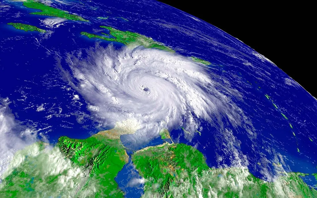 Image satellite d'un ouragan tournant au-dessus de la mer des Caraibes pres des Antilles pendant la saison cyclonique