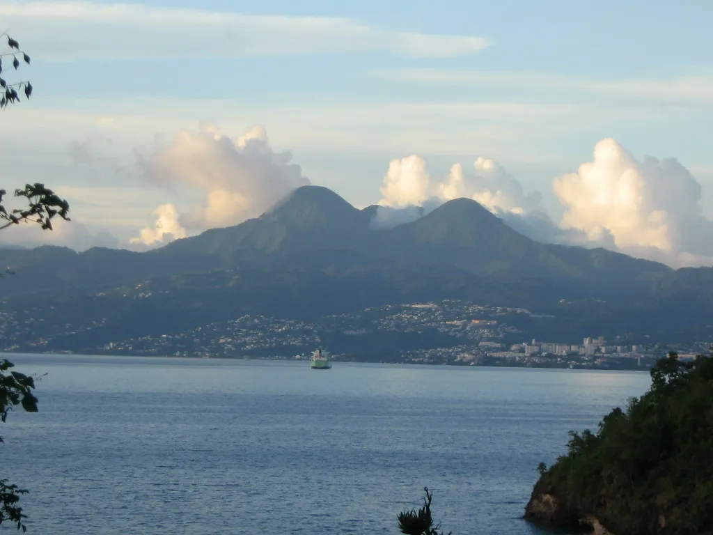 Baie de Fort-de-France en Martinique avec les Pitons du Carbet surmontes d'epais nuages de pluie tropicale