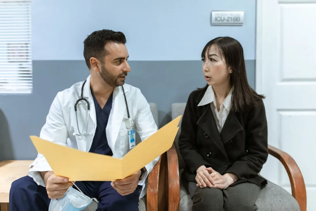 Un médecin échange avec une patiente lors d'une consultation, illustrant l'accès aux soins pour un nouvel arrivant en Guadeloupe
