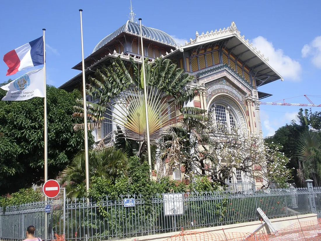 La bibliothèque Schoelcher, monument emblématique de Fort-de-France en Martinique, avec sa coupole métallique et sa façade polychrome