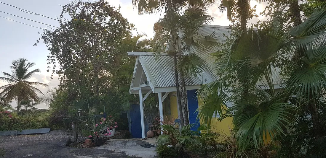Maison creole colorée aux Abymes en Guadeloupe, typique d'un bien destiné à la location meublée