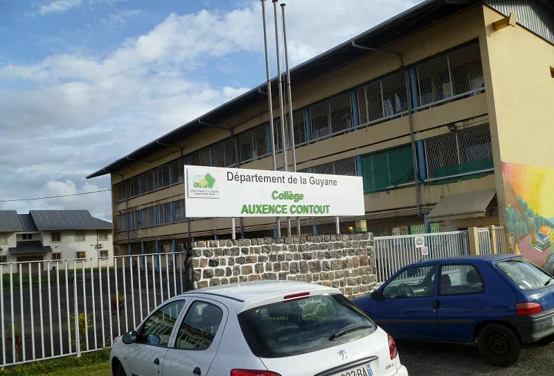Facade du college Auxence Contout a Cayenne, en Guyane, avec le panneau du Departement de la Guyane