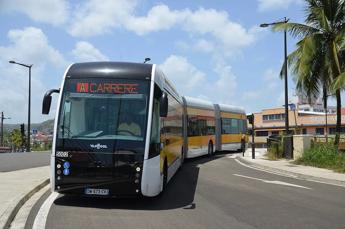 Bus articulé du réseau de transport en commun TCSP à Fort-de-France en Martinique, ligne A direction Carrère, sous les palmiers