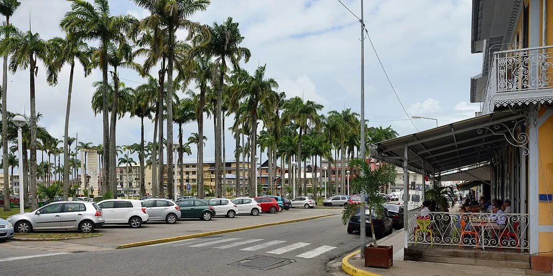 Rue et passage piéton le long de la place des Palmistes au centre de Cayenne, en Guyane