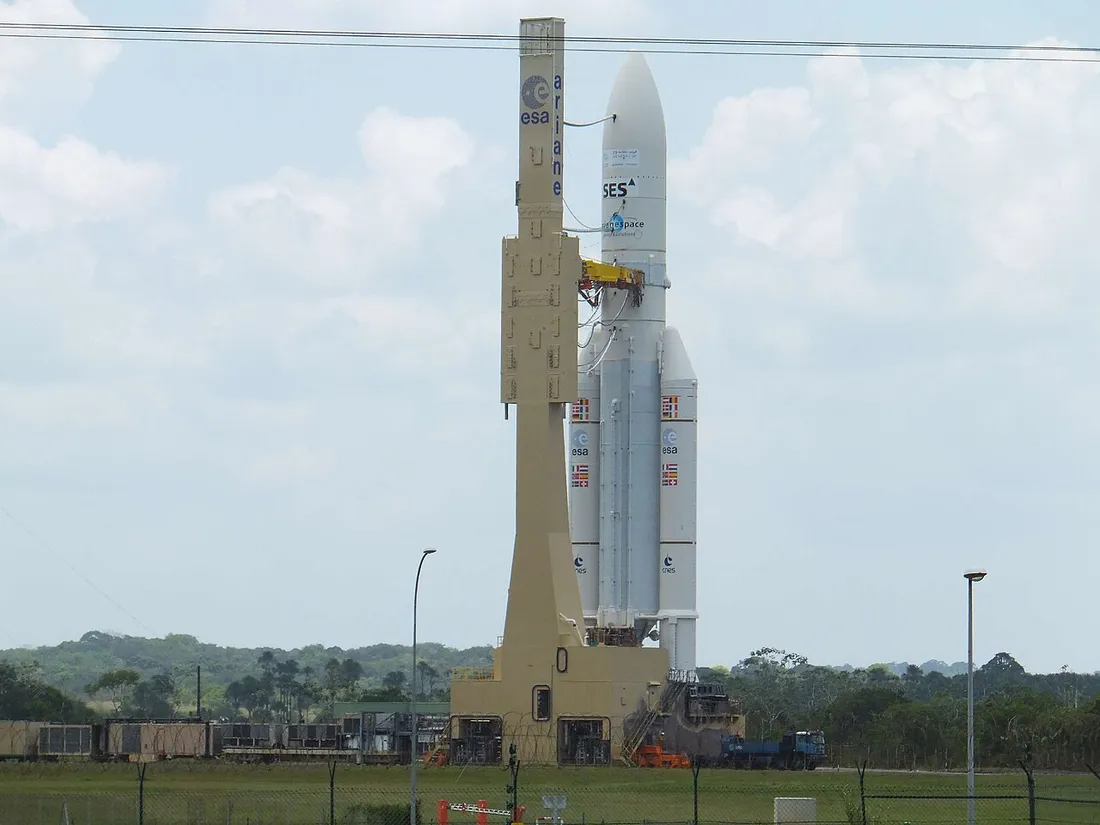 Lanceur Ariane 5 ECA dressé sur son pas de tir ELA-3 au Centre spatial guyanais de Kourou