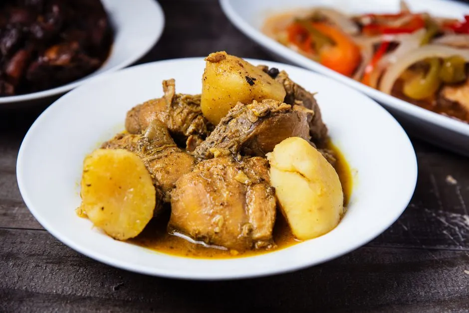Assiette de colombo antillais, viande mijotee aux pommes de terre, illustrant les saveurs creoles de Martinique