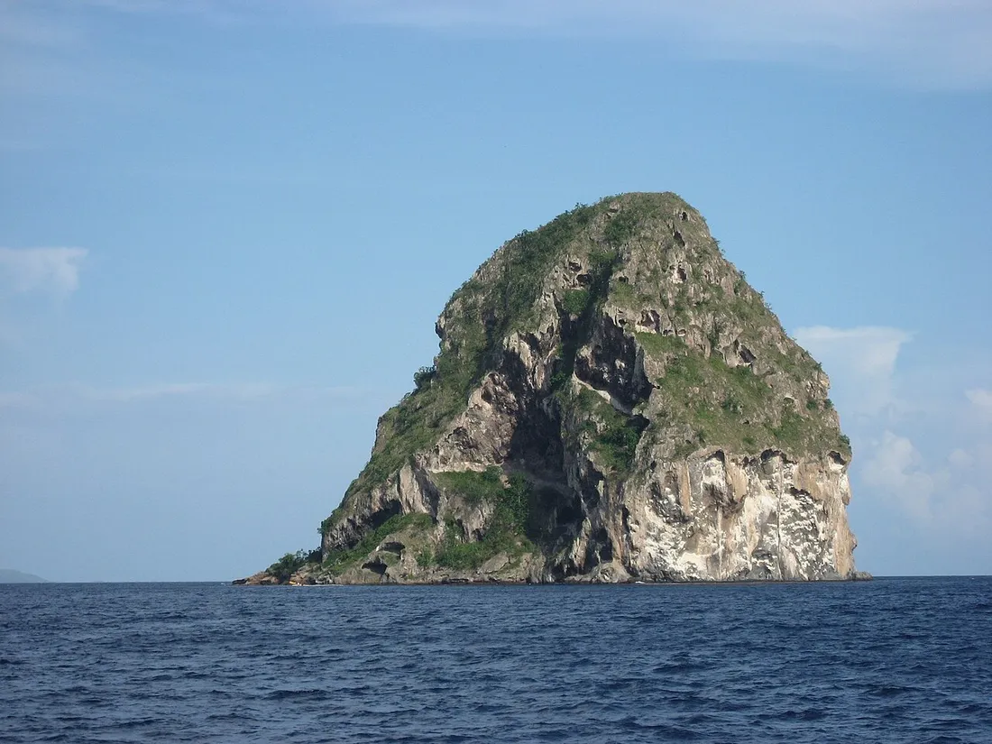 Le Rocher du Diamant, ilot rocheux emblematique dressé dans la mer des Caraibes au large du Diamant en Martinique