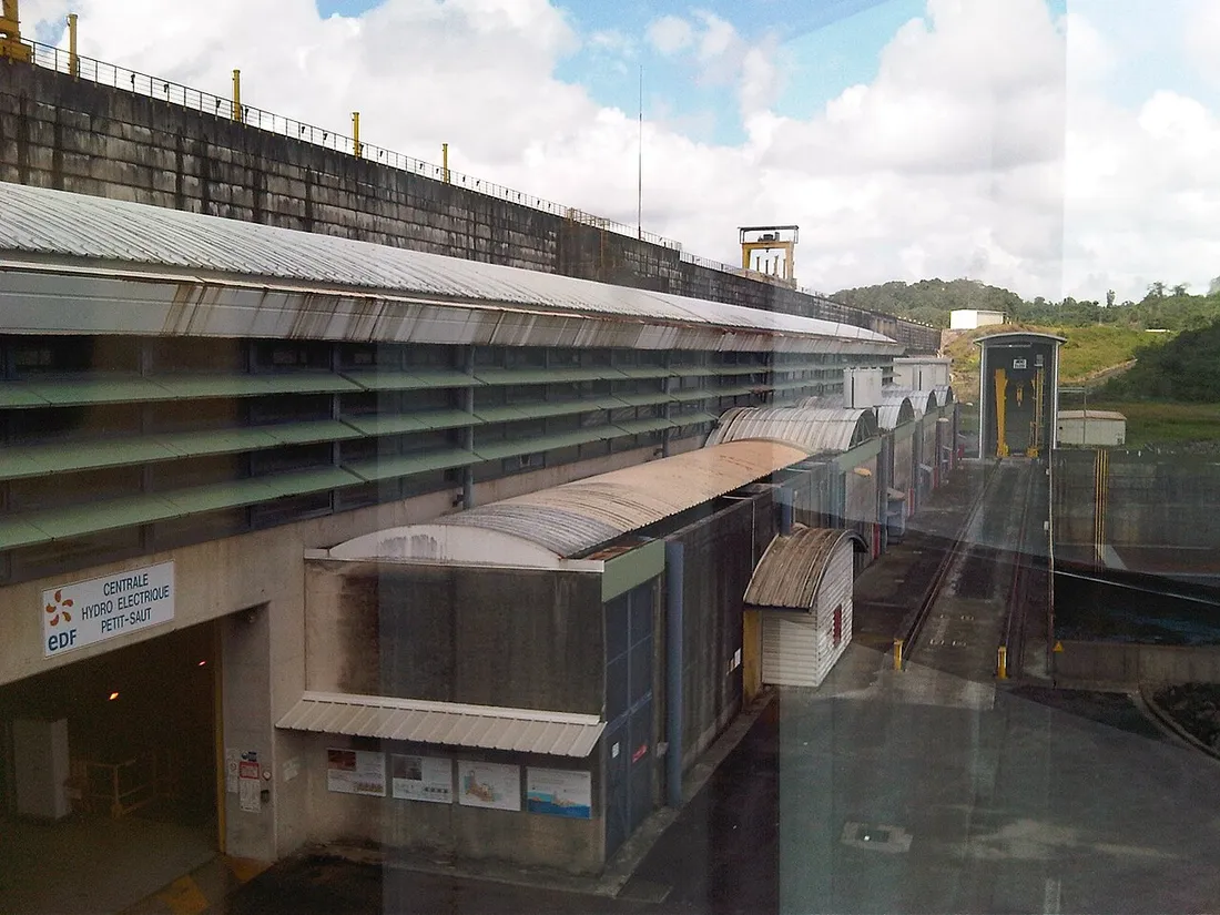 Le barrage hydroelectrique EDF de Petit-Saut sur le fleuve Sinnamary, en Guyane, avec la centrale et son panneau d'entree
