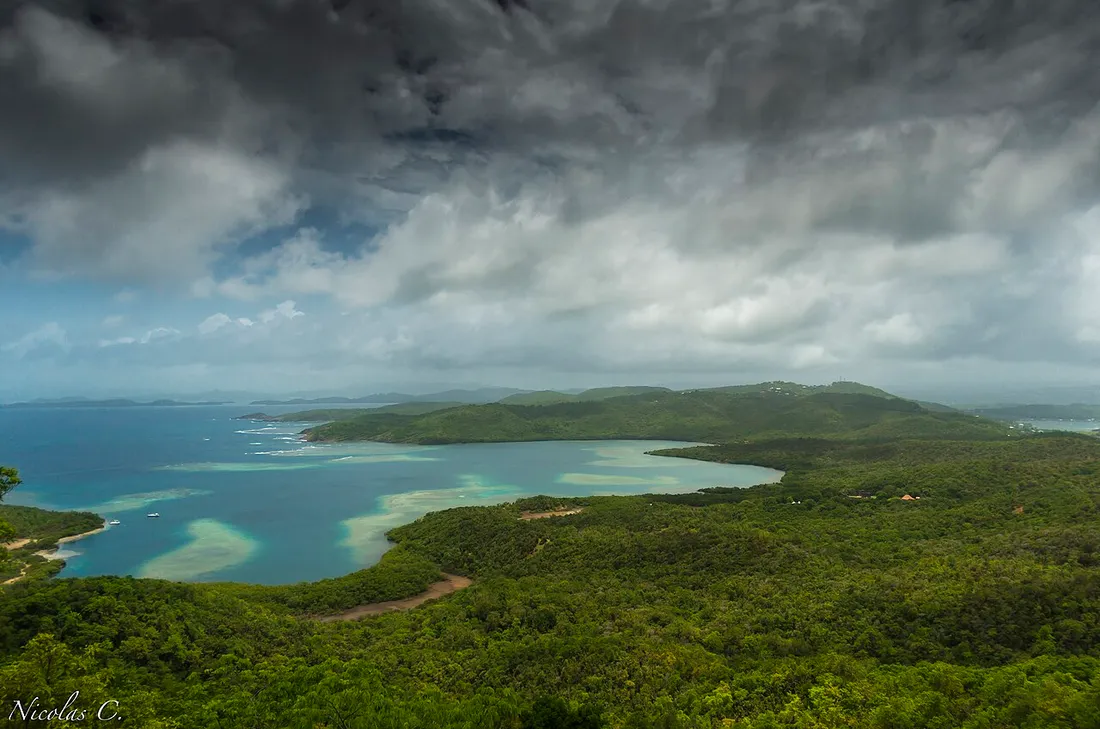 Vue panoramique de la presqu'île de la Caravelle et de sa baie aux eaux turquoise, près de Tartane, sur la côte nord-atlantique de la Martinique