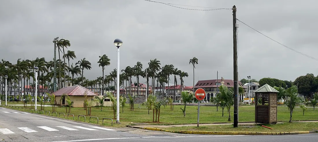 La place des Palmistes à Cayenne, cœur touristique de la ville où s'applique la taxe de séjour