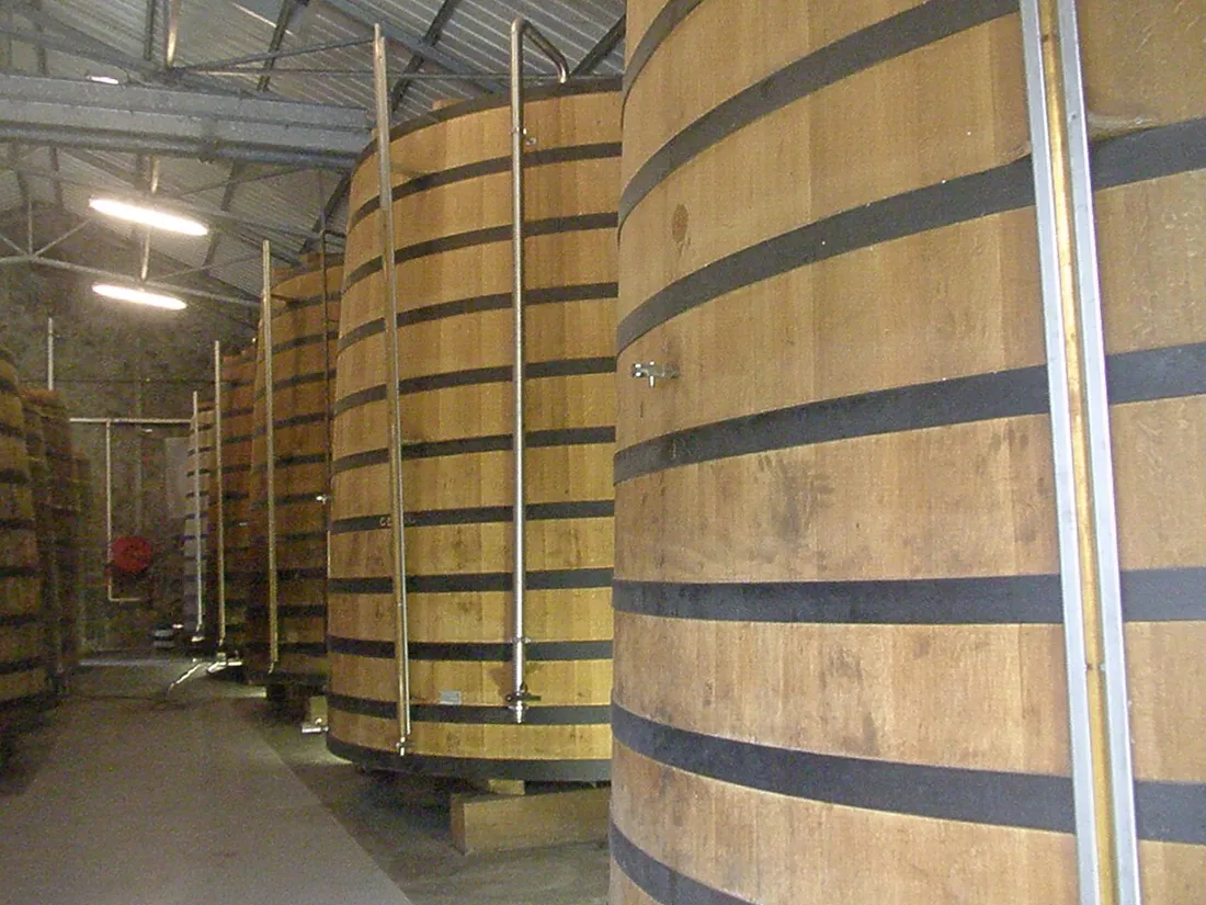 Grandes cuves en bois de chene pour le rhum agricole a l'Habitation Clement au Francois, distillerie de Martinique