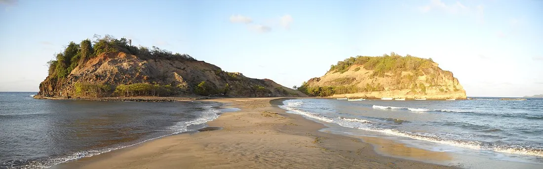 Vue panoramique du cordon de sable du tombolo reliant la côte à l'îlet Sainte-Marie, émergé à marée basse en Martinique