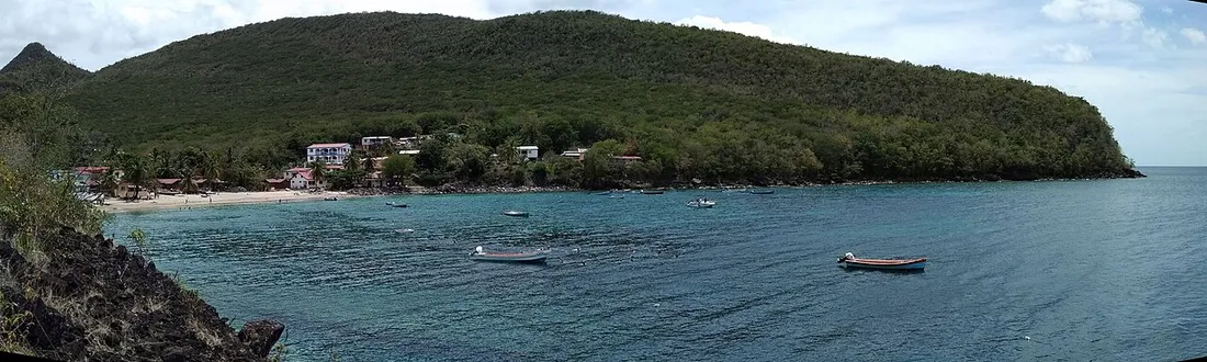 L'anse Dufour aux Anses-d'Arlet, petite crique aux eaux turquoise bordée de collines verdoyantes et de barques de pêcheurs