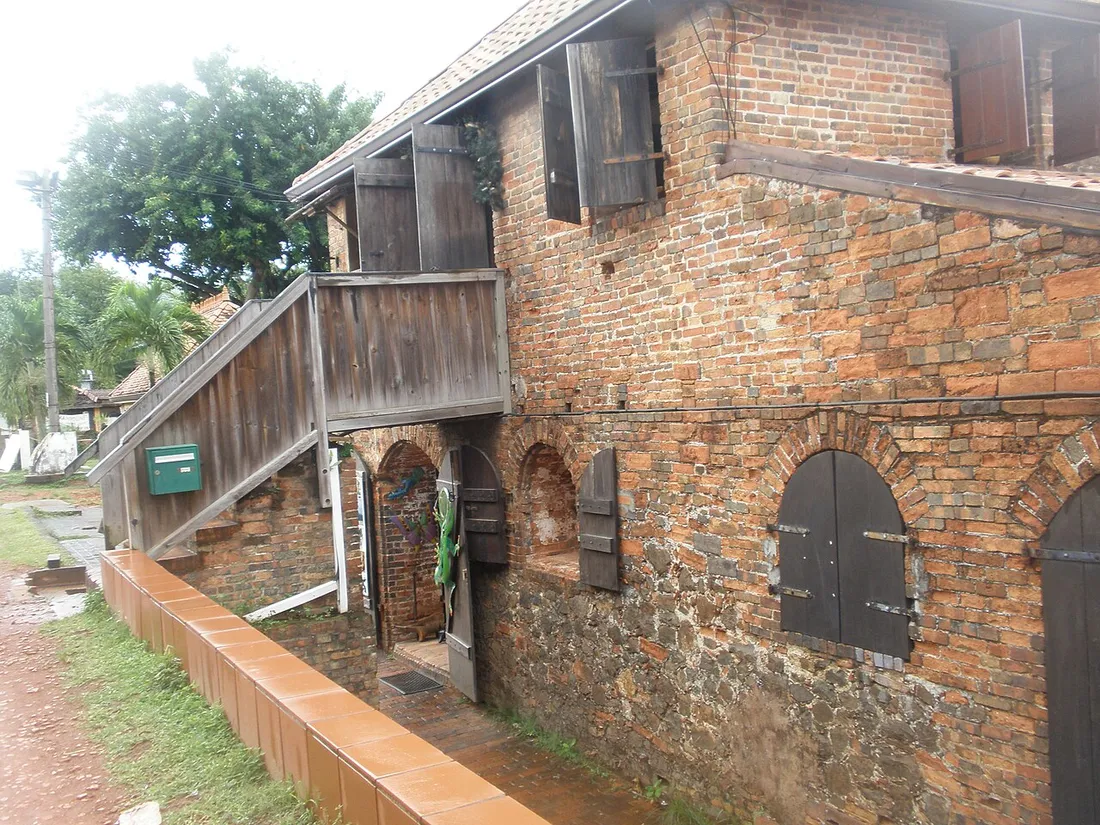 Ancien bâtiment en briques de la poterie historique du Village de la Poterie aux Trois-Îlets, en Martinique